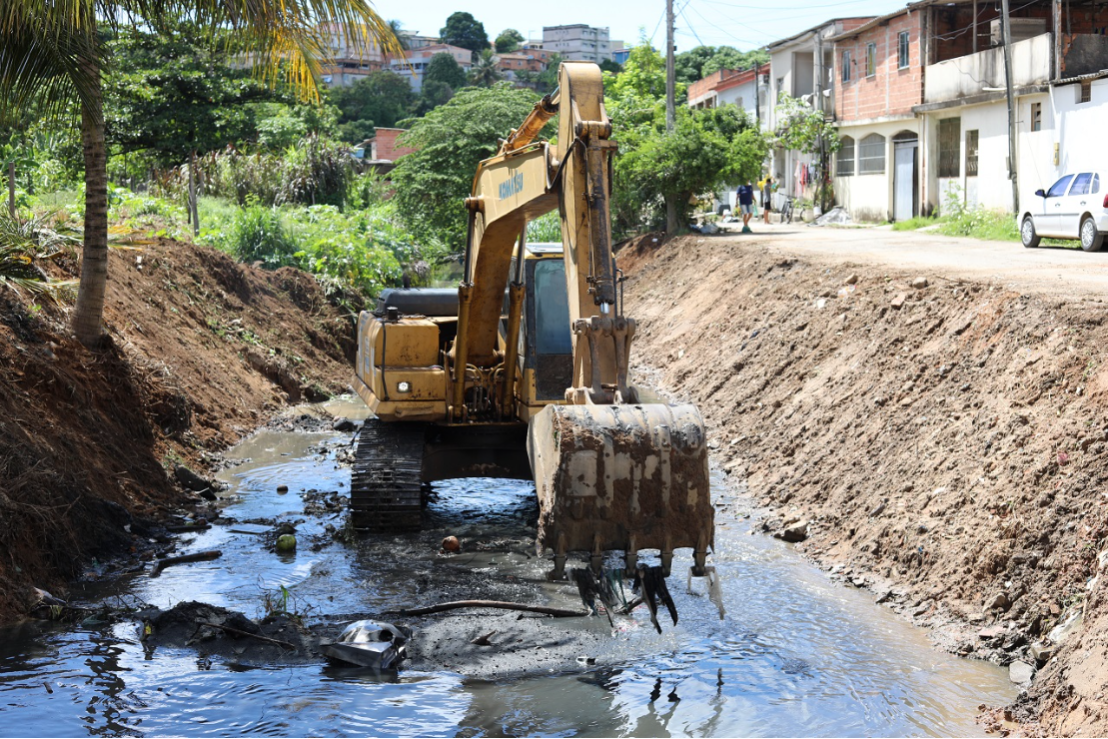 Secretaria de Serviços faz limpeza de canais em Campo Belo I, São Benedito e Valparaíso 