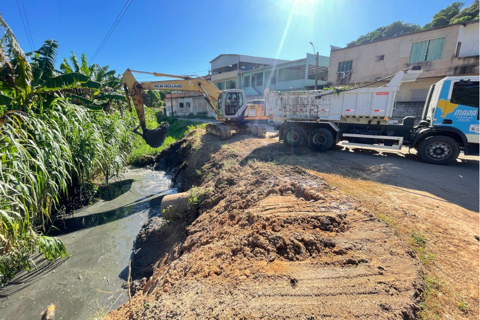 Secretaria de Serviços faz limpeza preventiva em canal de Vila Prudêncio