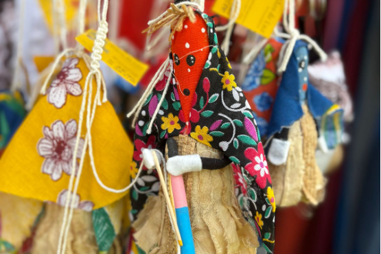 Gastronomia e artesanatos: comerciantes aproveitam Carnaval de Congo de Roda D'Água para alavancar as vendas