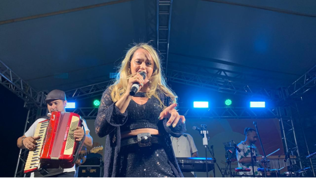 A forrozeira Leka Rodrigues agita o público na Nova Orla de Cariacica