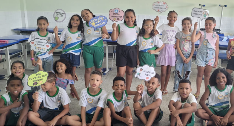 Nova jornada: equipe de escola em tempo integral recebe alunos com corredor de aplausos no Bairro Aparecida