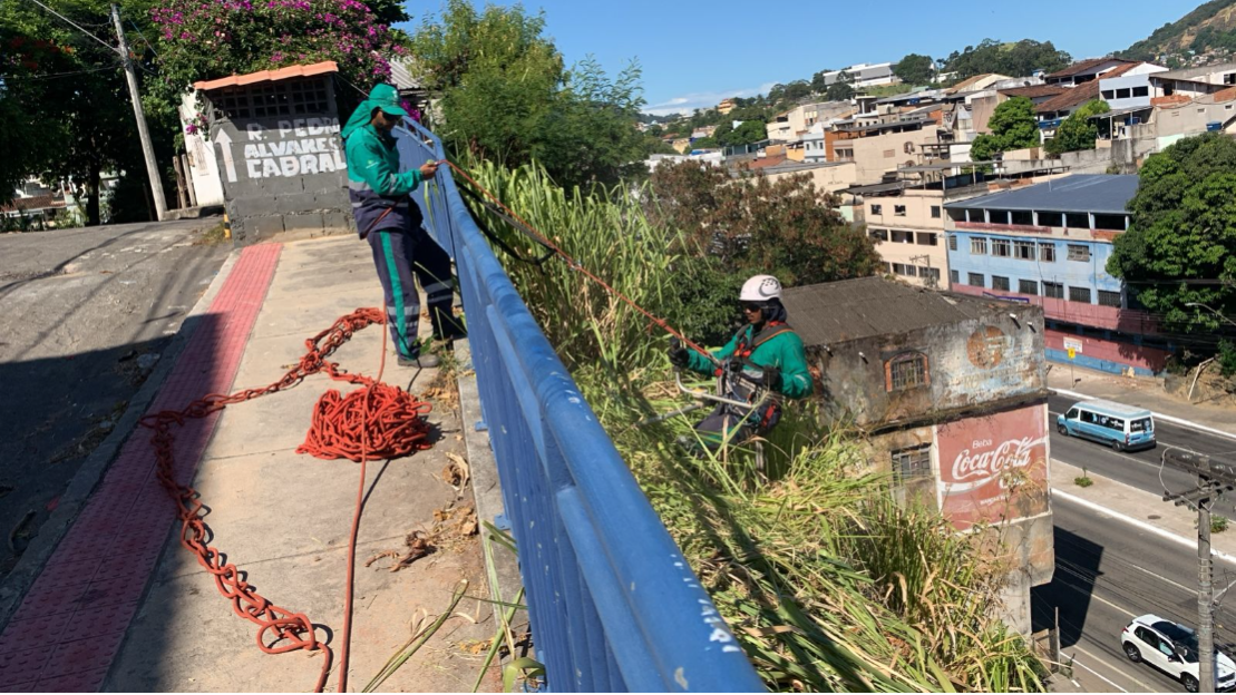 Coletores alpinistas fazem limpeza de encosta na avenida Mário Gurgel