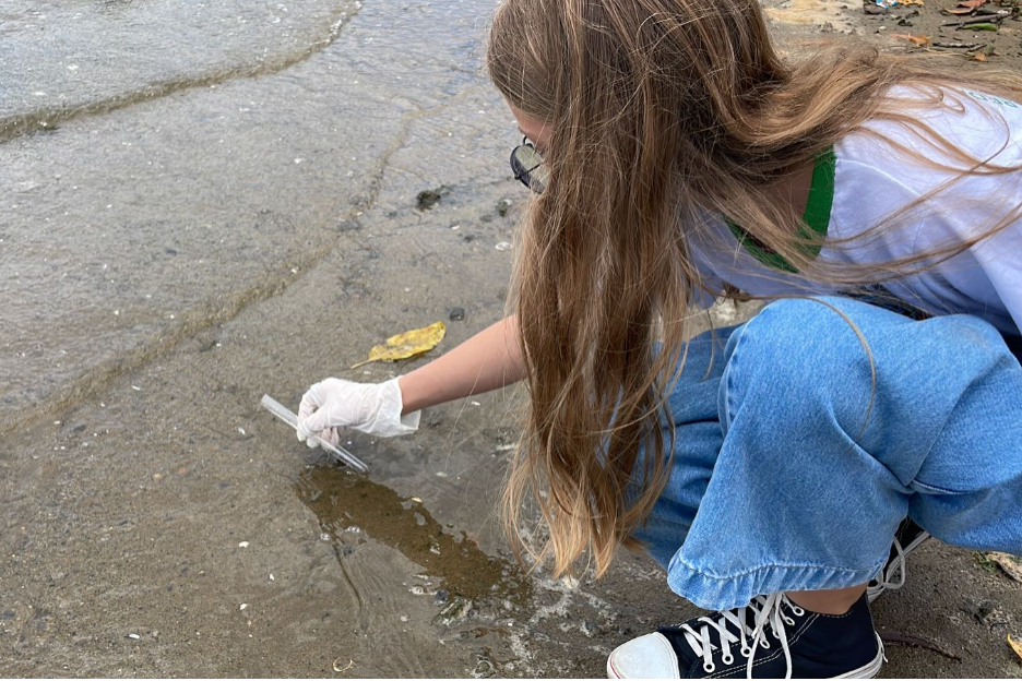 Jovens cientistas: com laboratório móvel, alunos fazem análise do solo e da água na Orla de Cariacica