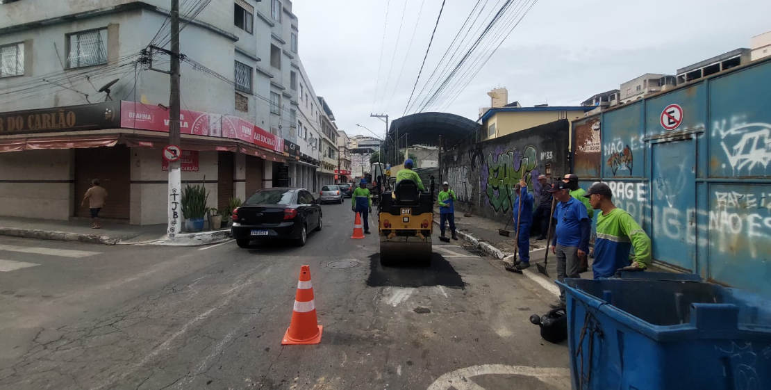 Sábado de serviços: bairros de Cariacica recebem tapa-buracos, capina e pavimentação 