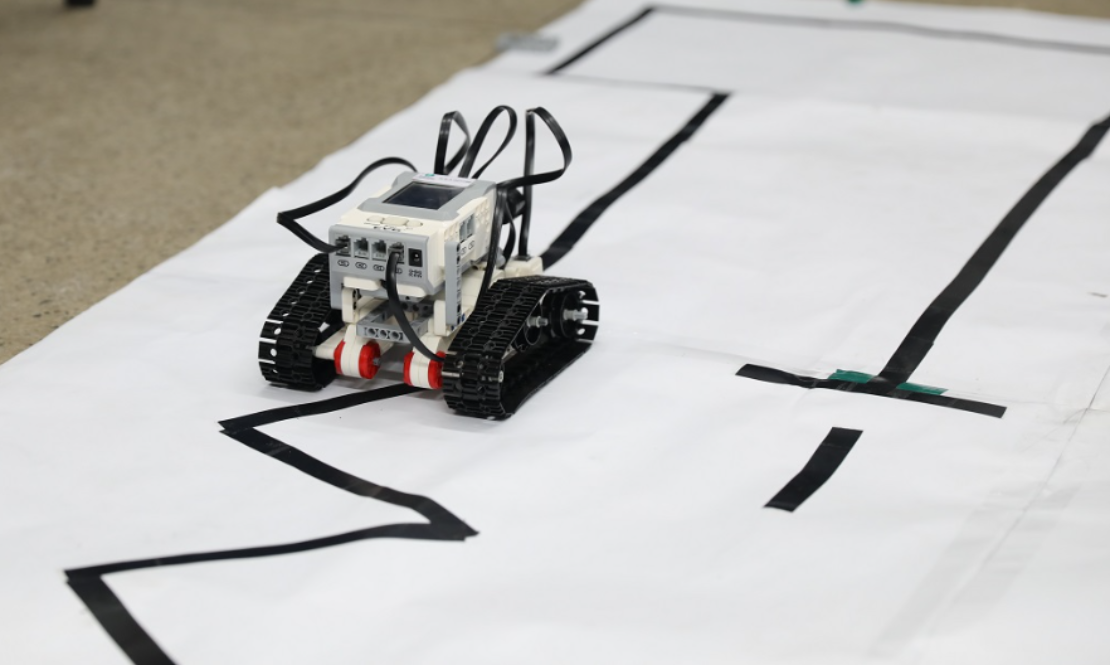 Estudantes de escola cívico-militar treinam para a Olimpíada Brasileira de Robótica