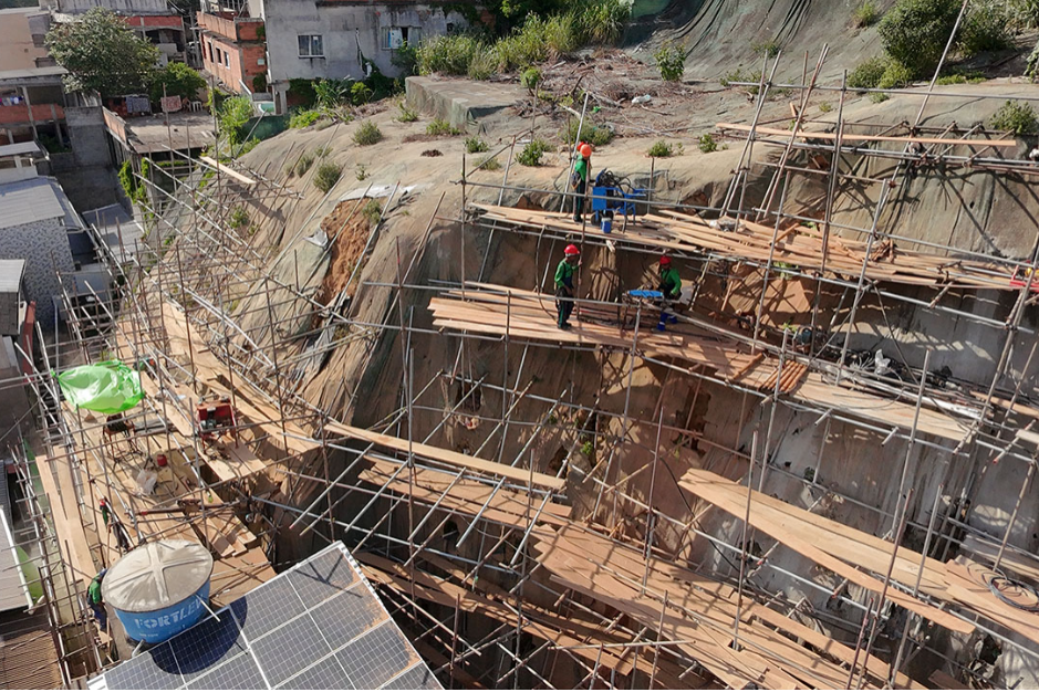 Obra de muro de contenção na Rua Gabino Rios reforça segurança em Porto de Santana
