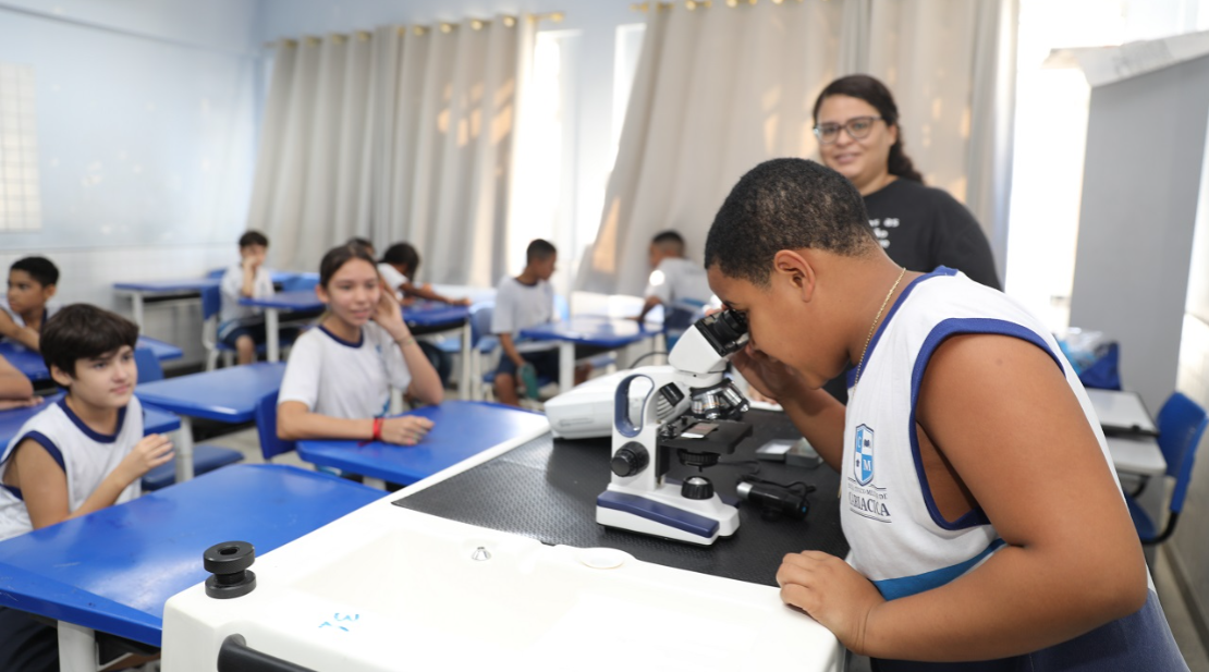 Alunos de Itanguá aprendem com laboratório móvel de ciências 