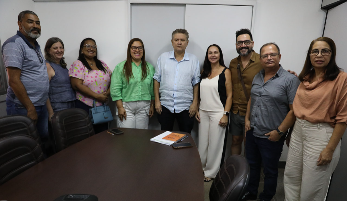 Prefeito anuncia abono de R$ 6 mil para profissionais do magistério, vale-alimentação especial de R$ 1,2 mil e antecipação do salário de dezembro