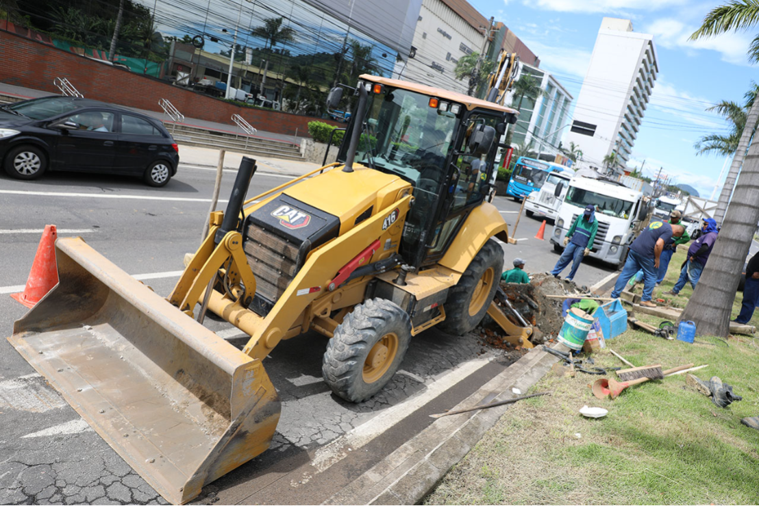 Secretaria de Serviços faz intervenções na rede de drenagem da Avenida Mário Gurgel