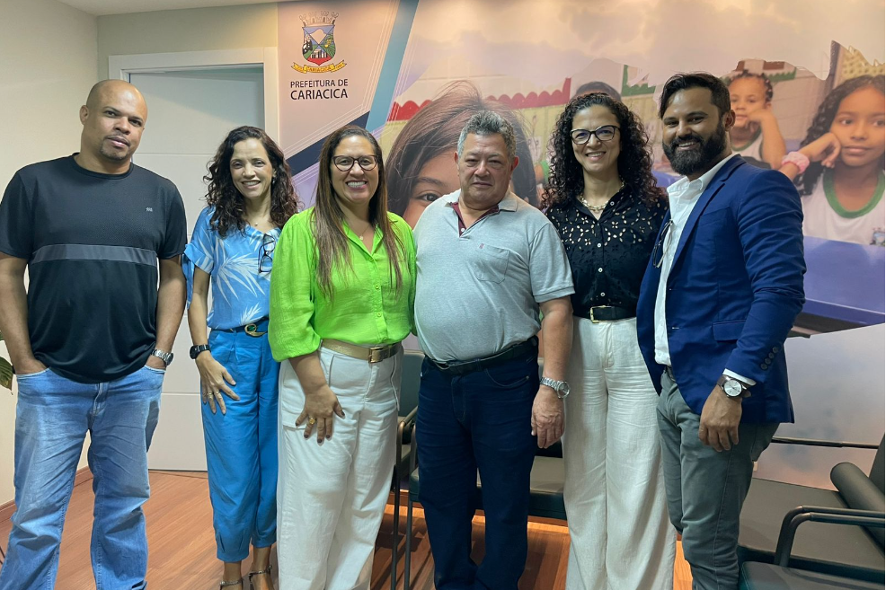 Corredor de aplausos: após 40 anos de magistério, professor de Cariacica se aposenta e recebe homenagens