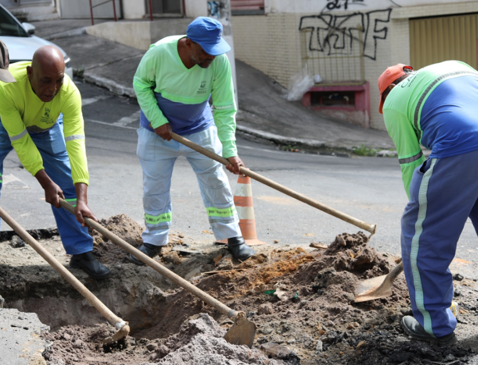 Serviços realiza restauração de rede de drenagem e poda de árvores em bairros de Cariacica