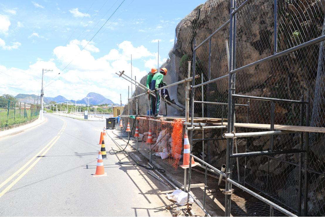 Obra para retirada de pedras na Nova Orla segue em ritmo avançado