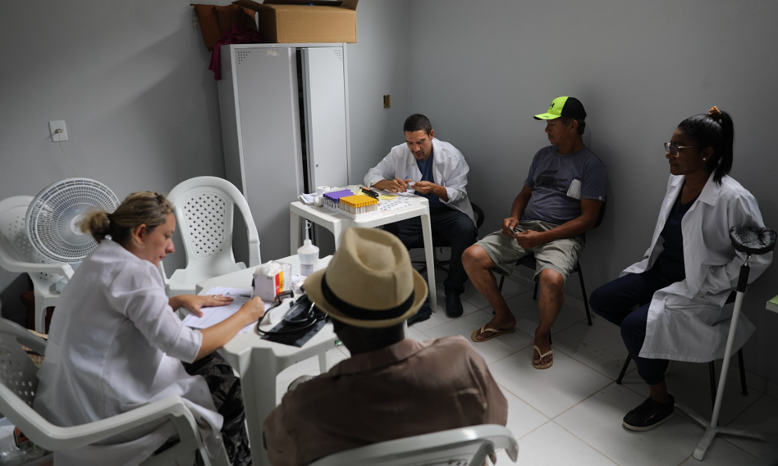 Prefeitura leva serviços de saúde e mutirão de limpeza à comunidade de Roda D'Água