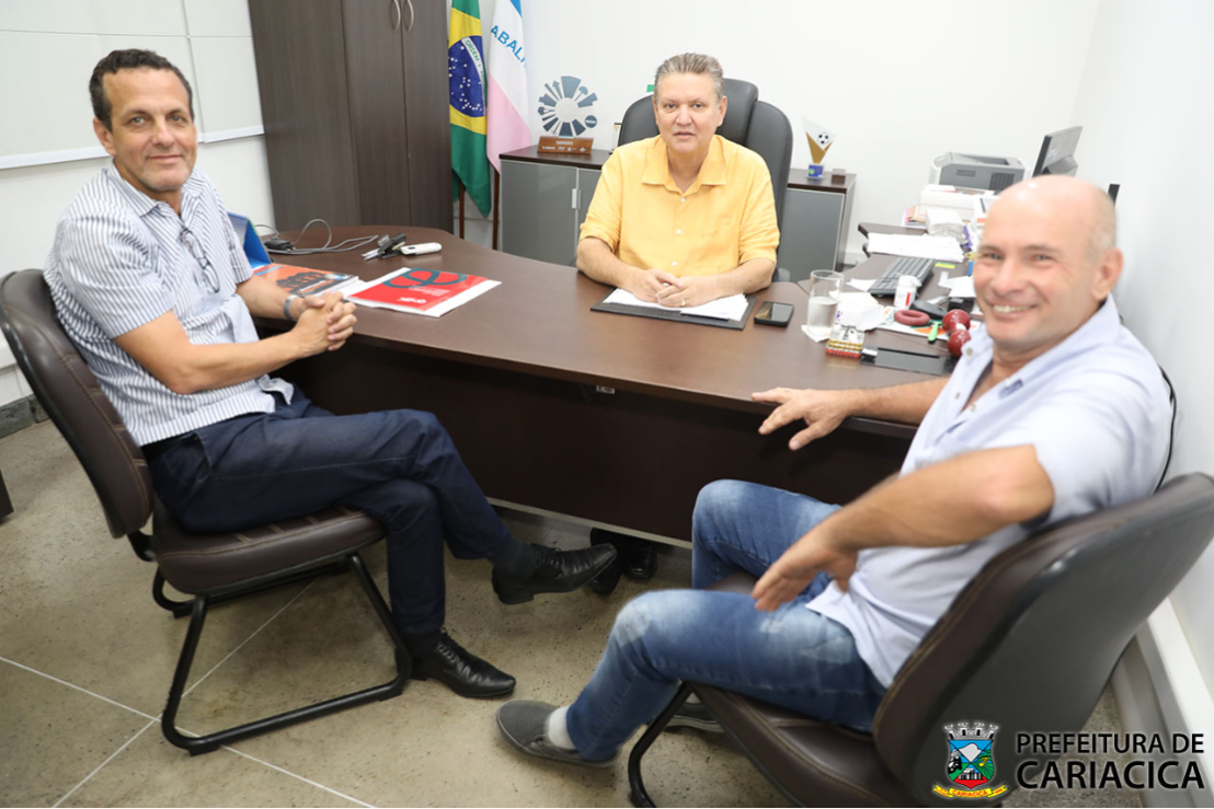 Prefeito recebe produtor rural de Cariacica referência na produção de banana orgânica no Estado