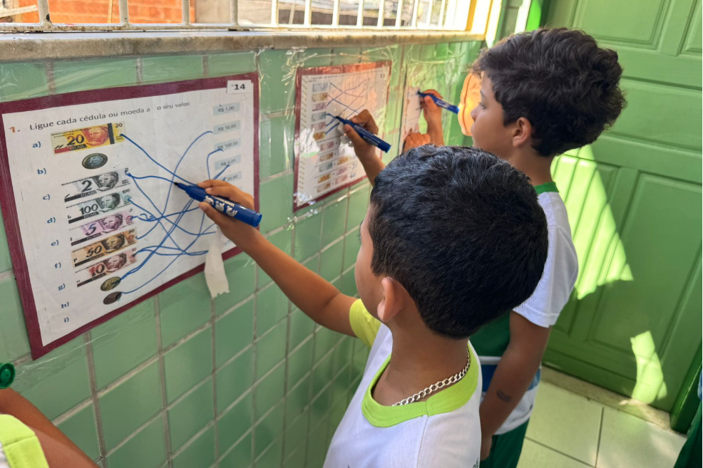 Escola transforma paredes em ferramentas de aprendizagem para alunos em Cariacica
