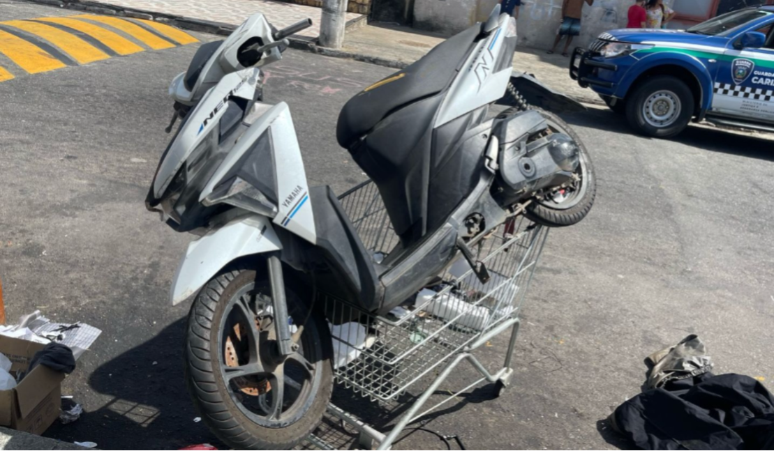 Guarda Municipal encontra moto em cima de carrinho de supermercado em Morada de Santa Fé