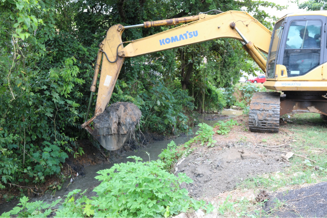 Prefeitura realiza limpeza de canal em Vila Prudêncio e Nova Campo Grande