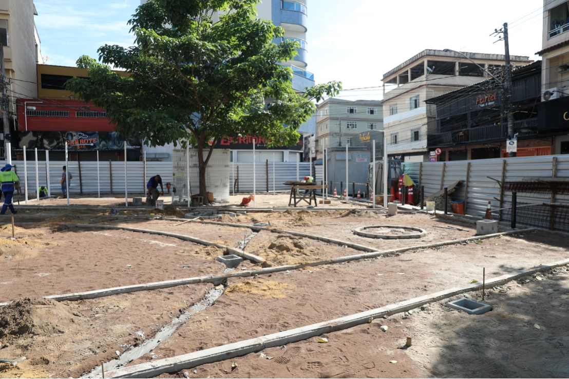 Com calçadas concluídas, obras na Avenida Jerusalém seguem com reforma da praça