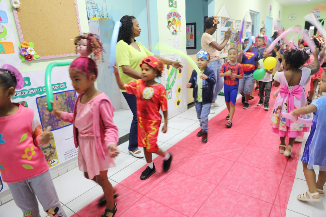 De “cabelo maluco” a baile à fantasia: escola celebra a Semana da Criança com atividades recreativas