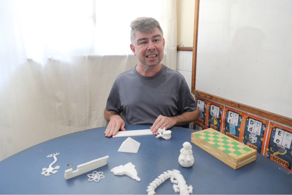 Dia Nacional da Pessoa Cega: conheça a história do professor com 5% de visão que atua na educação especial de Cariacica