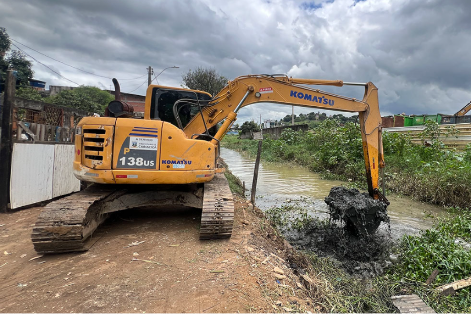 Secretaria de Serviços realiza limpeza em valão de Porto de Cariacica