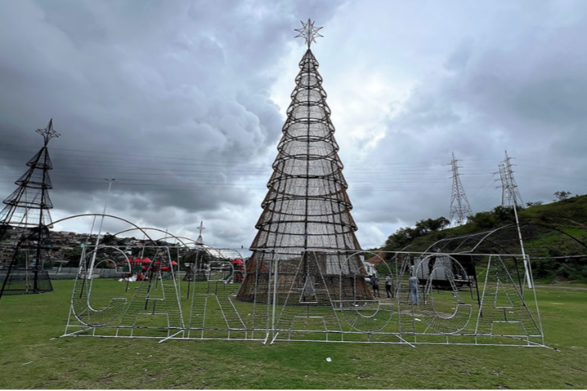 Instituições sociais dão início à decoração das árvores na Vila de Natal nesta segunda (18)