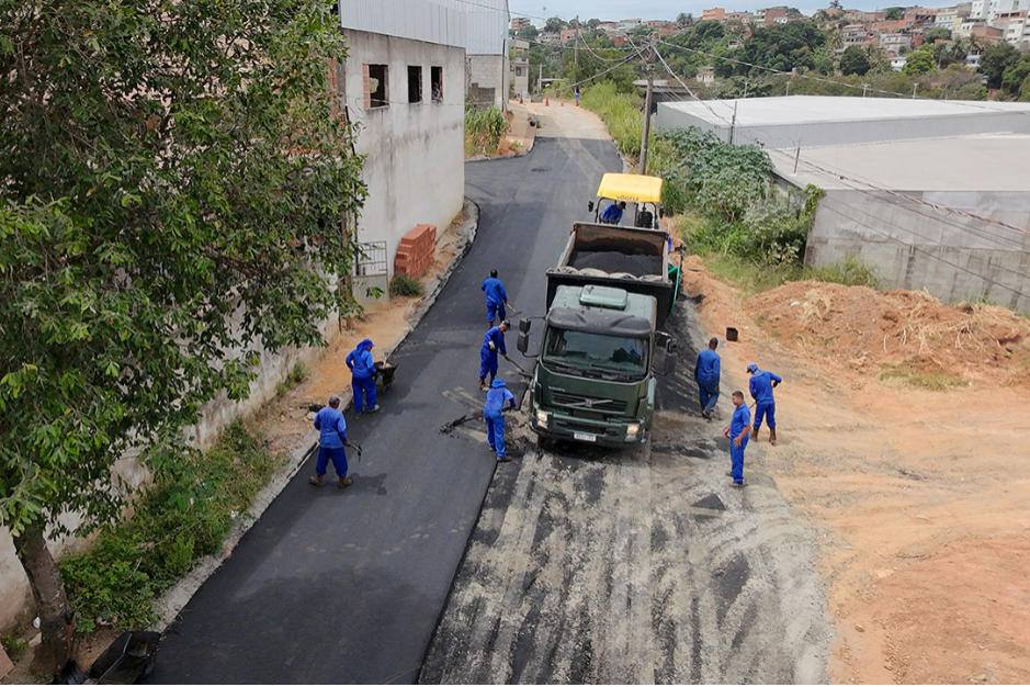 Ruas de Parque Gramado começam a receber pavimentação e moradores comemoram