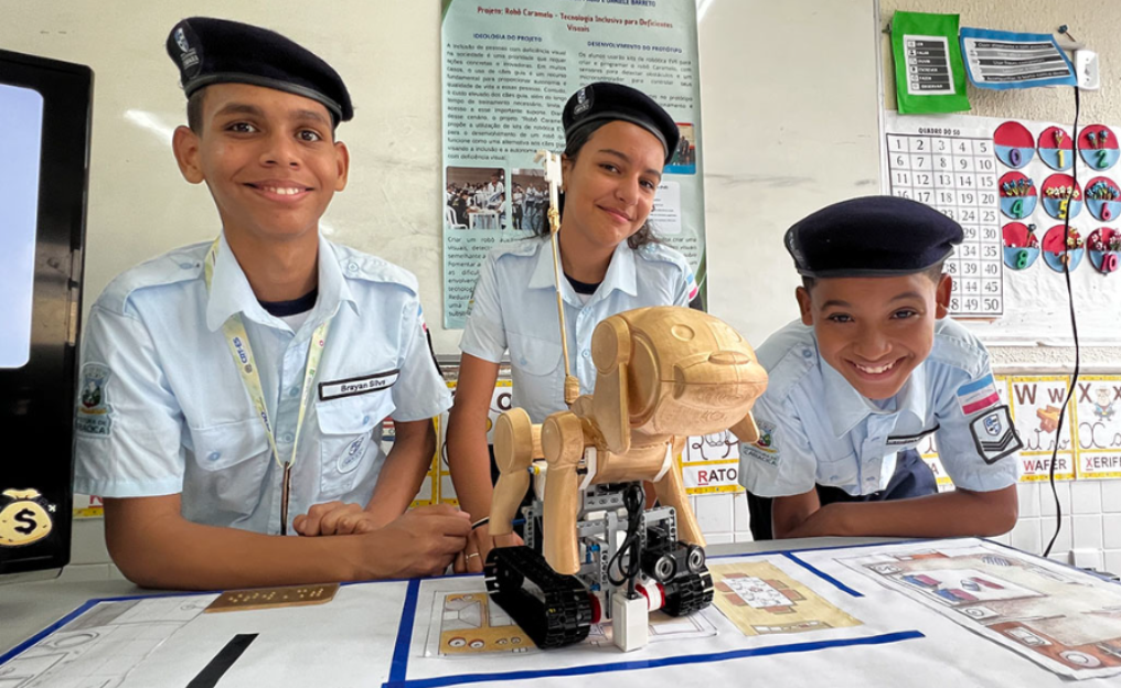 Alunos de Cariacica desenvolvem robô cão-guia para ajudar pessoas com deficiência visual 