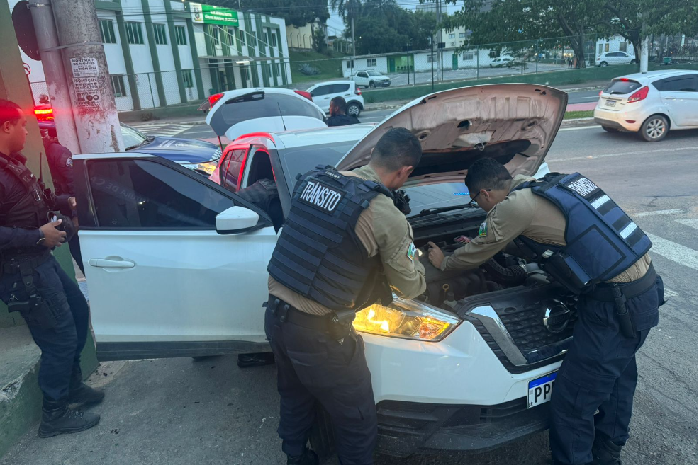 Agentes de Trânsito apreendem veículo clonado na Avenida Mário Gurgel