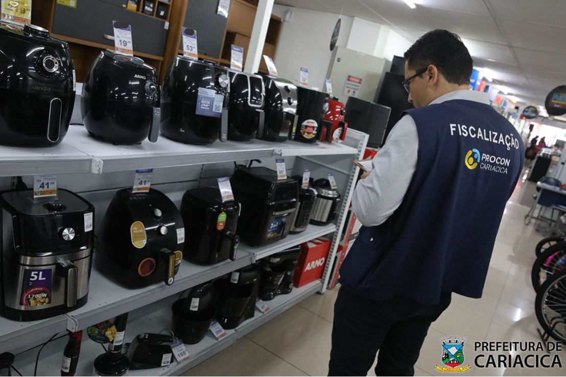 De olho na Black Friday, Procon Cariacica fiscaliza preços em lojas da Expedito Garcia