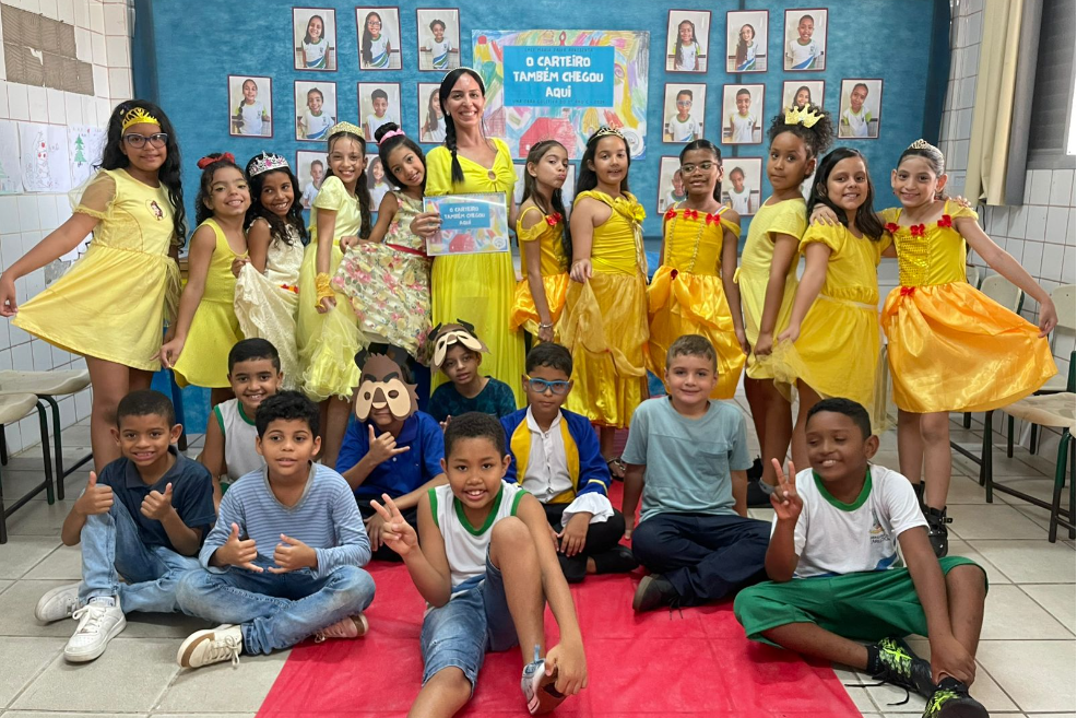 Alunos de escola municipal fazem releitura de livro e participam de tarde de autógrafos