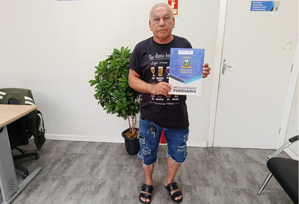 Morador do bairro Liberdade vê sonho se transformar em realidade com a entrega da escritura do imóvel