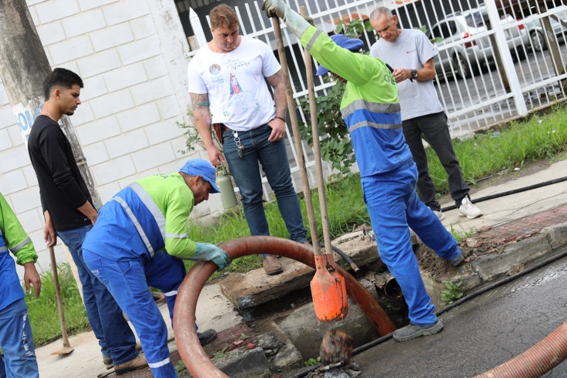 Secretaria de Serviços realiza manutenção do calçamento e limpeza no bairro Santo Antônio