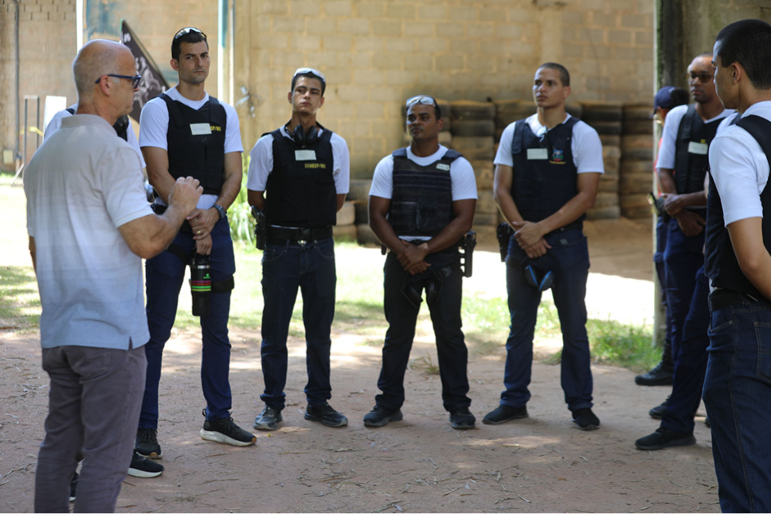 Alunos da Guarda de Cariacica têm aulas práticas sobre armas não letais e procedimentos em áreas sob ameaça
