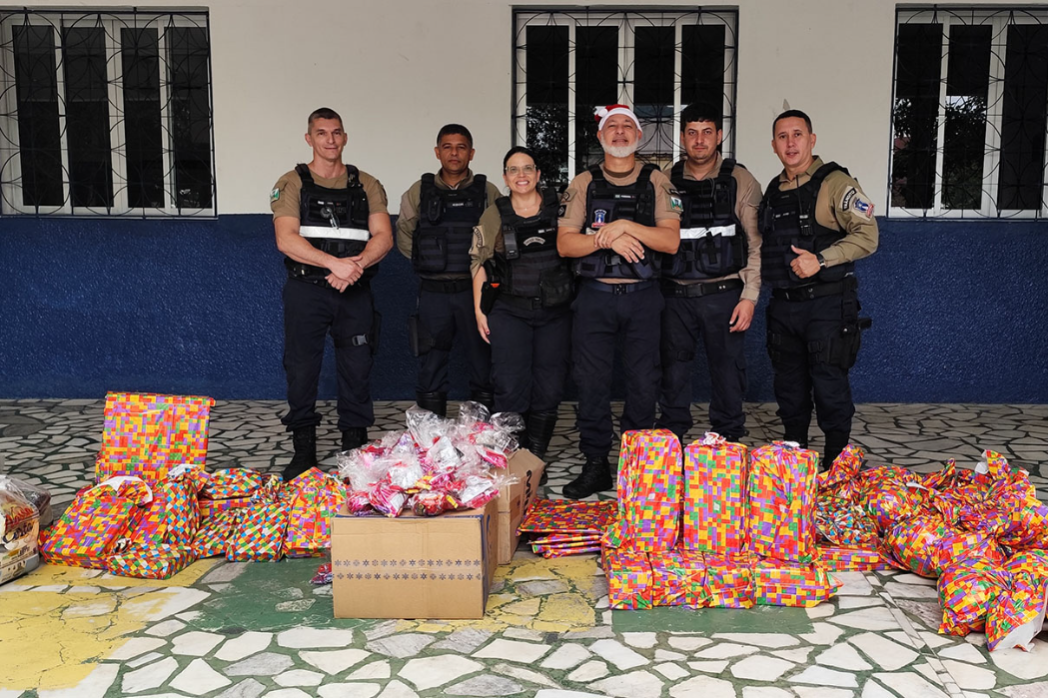 Solidariedade: agentes de Trânsito de Cariacica levam alegria às crianças da Obra Social Cristo Rei