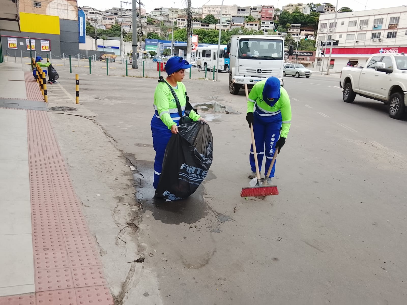 Semserv realiza limpeza em praças e avenida neste domingo (9)