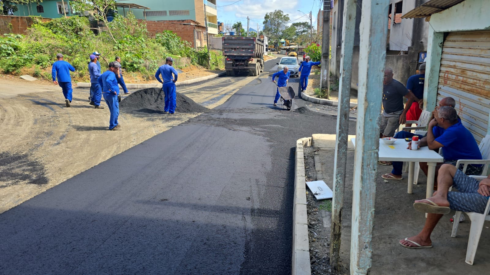 Cariacica: Secretaria de Serviços realiza ações de limpeza, recapeamento asfáltico e instalação de meio-fio em vias da cidade