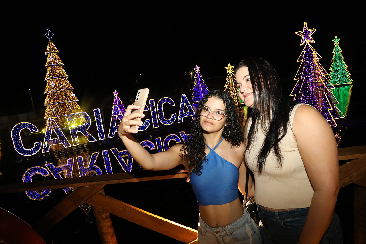 Deck instagramável com cadeira do Papai Noel e vista para árvores flutuantes é atração da Vila de Natal