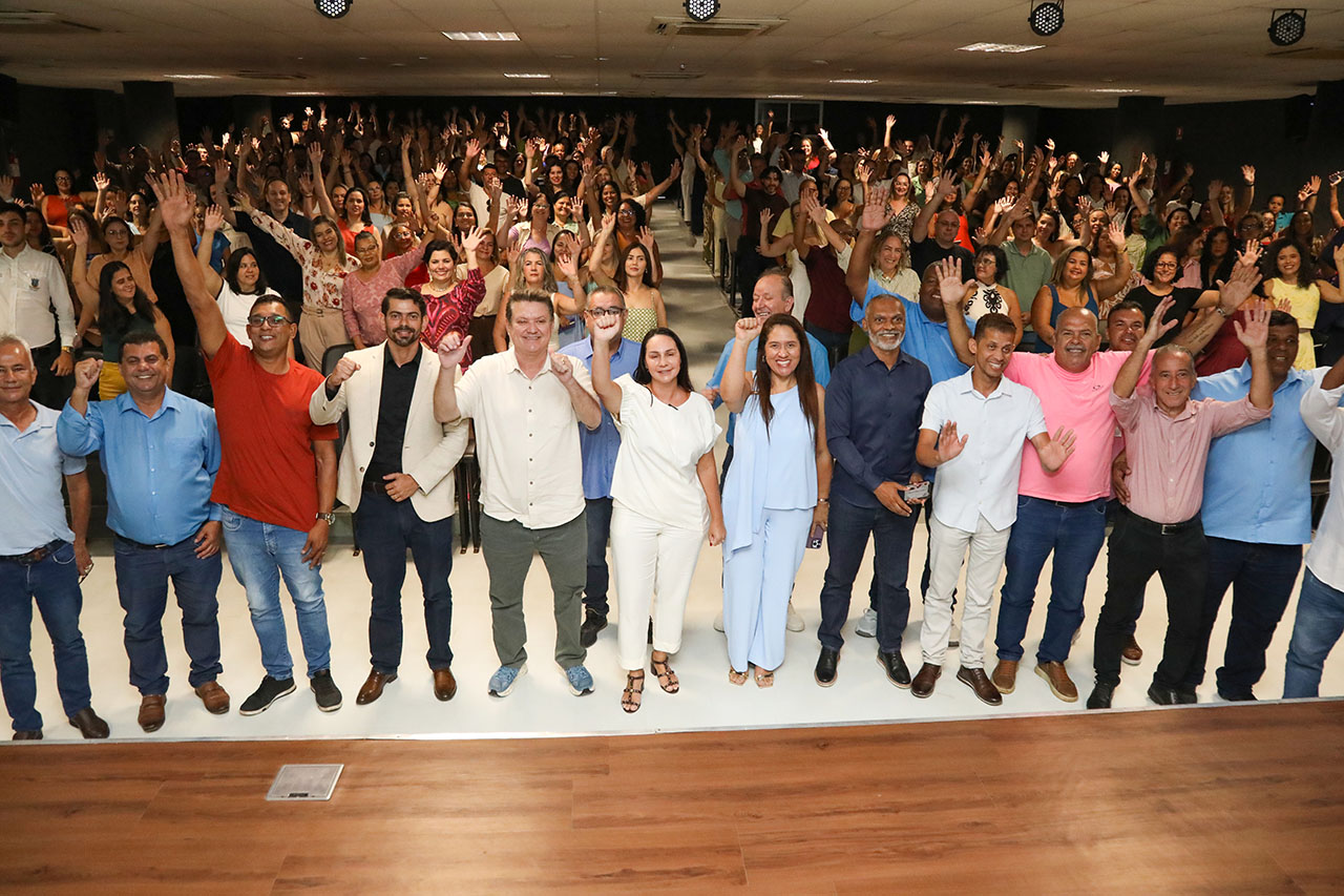 Cariacica empossa 162 diretores e vice-diretores da rede municipal de ensino