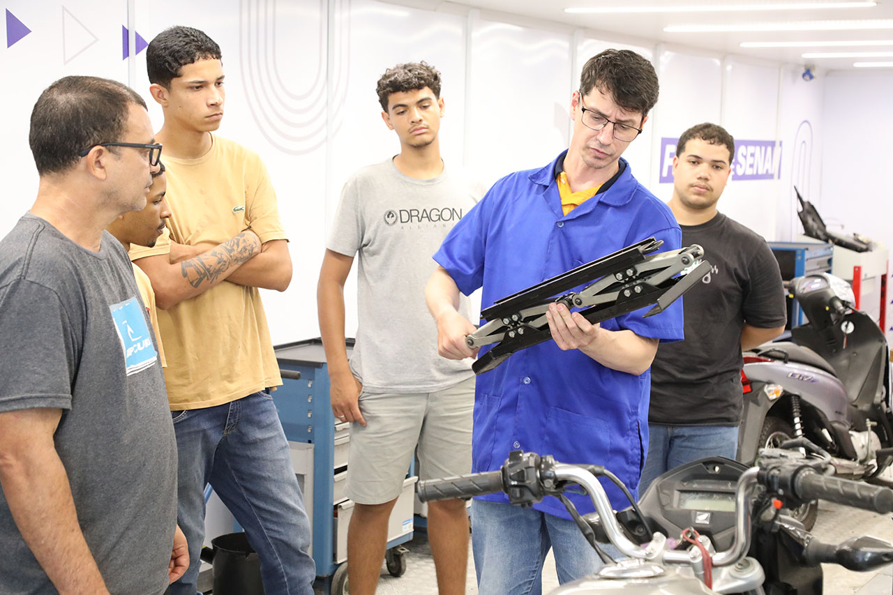 Começam aulas de cursos gratuitos de mecânica e marcenaria