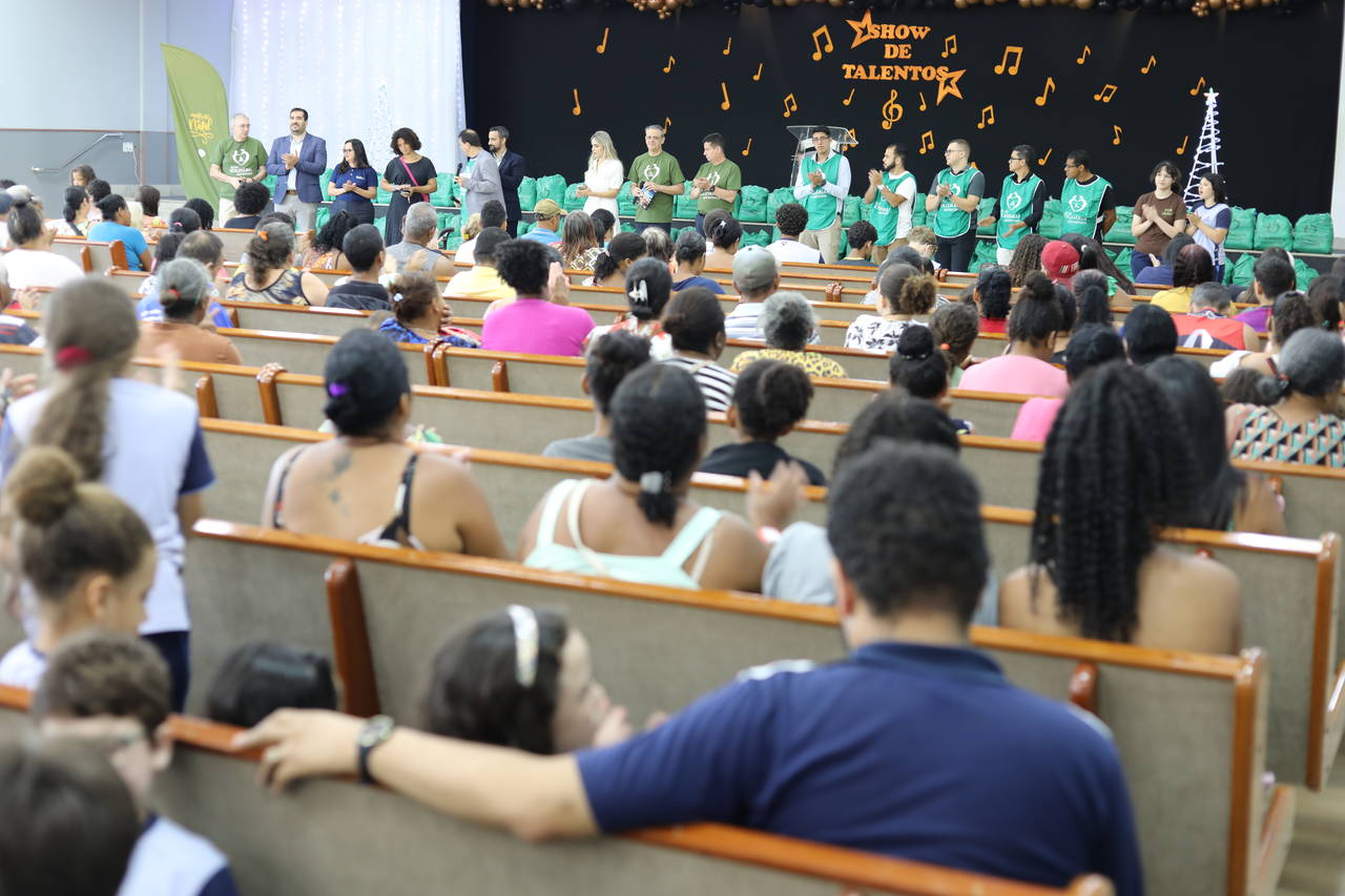Famílias recebem cestas de alimentos em evento especial realizado em Vera Cruz