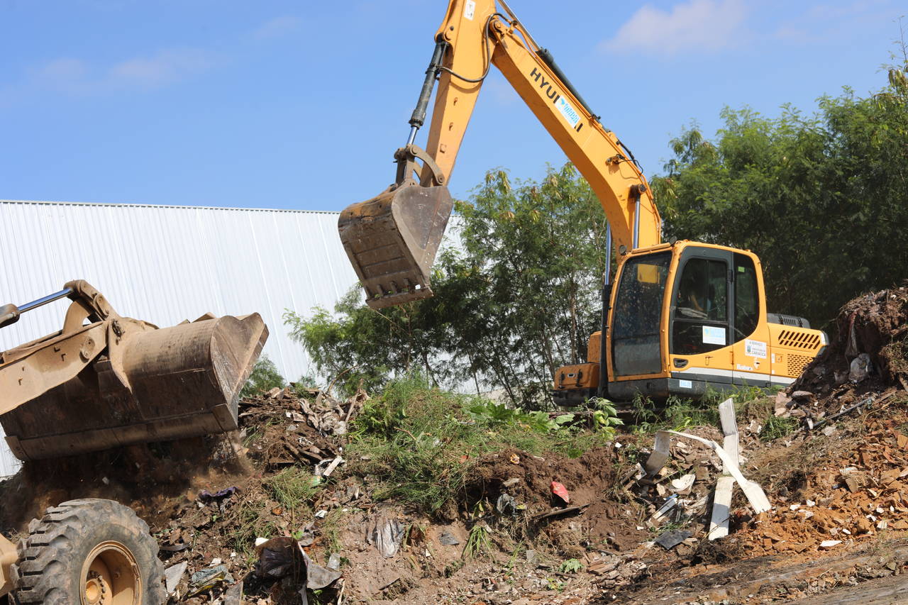 De novo! Ponto viciado de lixo recebe limpeza após mais flagrantes de descarte irregular