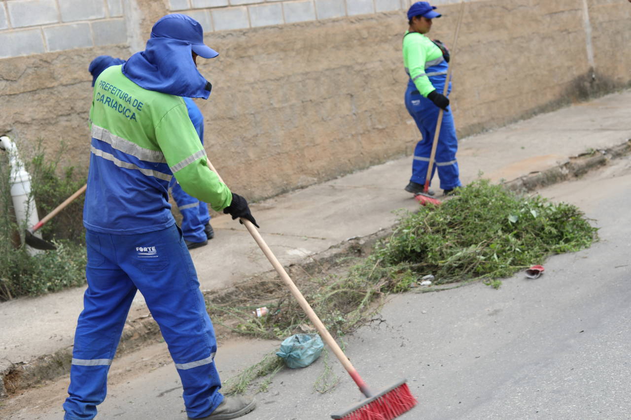 Equipes da Secretaria de Serviços realizam limpeza em diferentes bairros de Cariacica