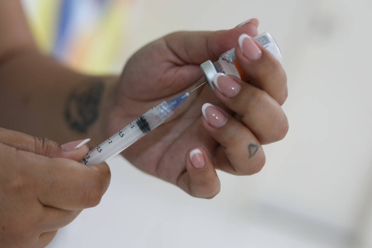 Prevenção: profissionais da Saúde começam a receber vacina contra dengue