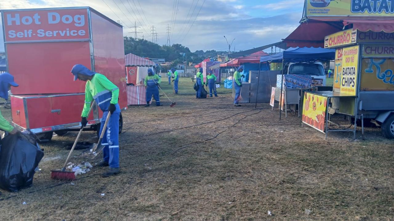 Prefeitura faz limpeza e prepara Área de Eventos para mais uma noite da Festa de 136 anos