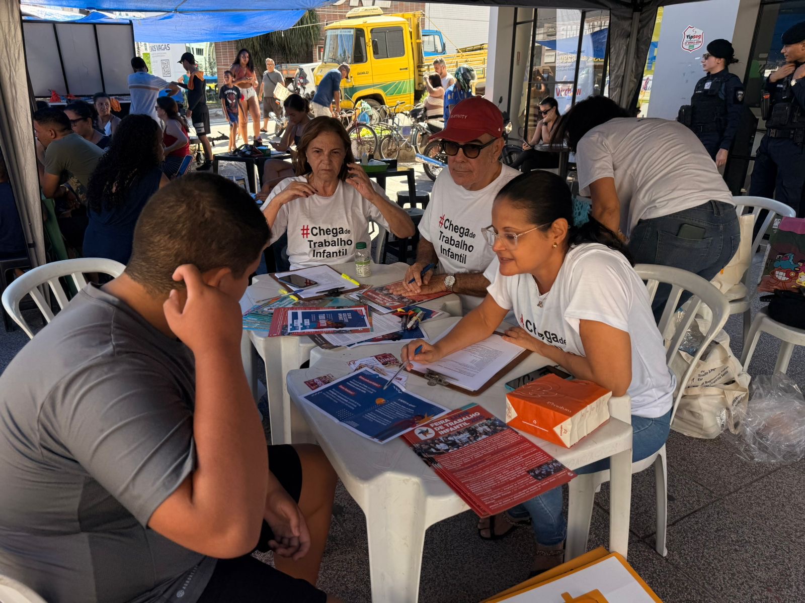 Ação de combate ao trabalho infantil é realizada na feira de Campo Grande