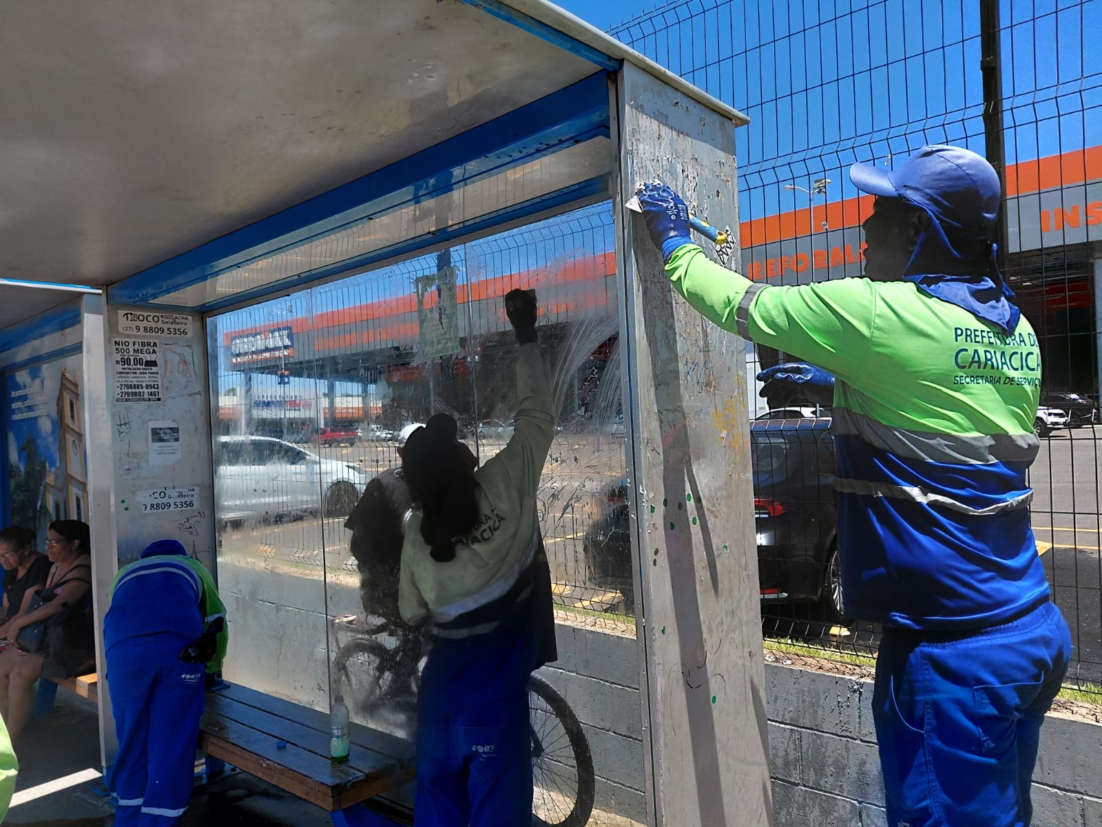 Secretaria de Serviços faz limpeza de ruas e higienização de abrigos de ônibus na Avenida Mário Gurgel