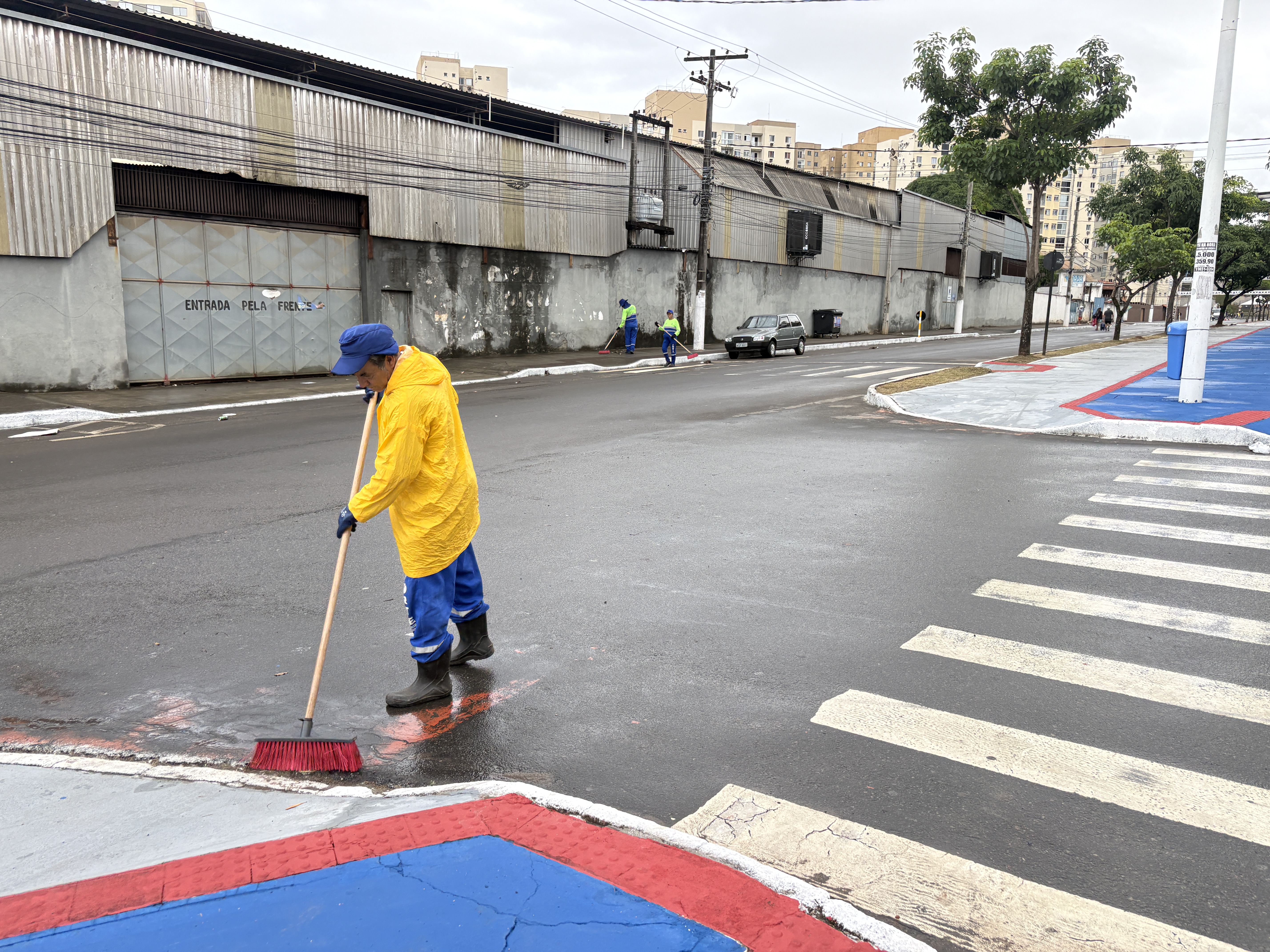 Mutirão de limpeza reforça organização neste domingo (12) para show no Kleber Andrade