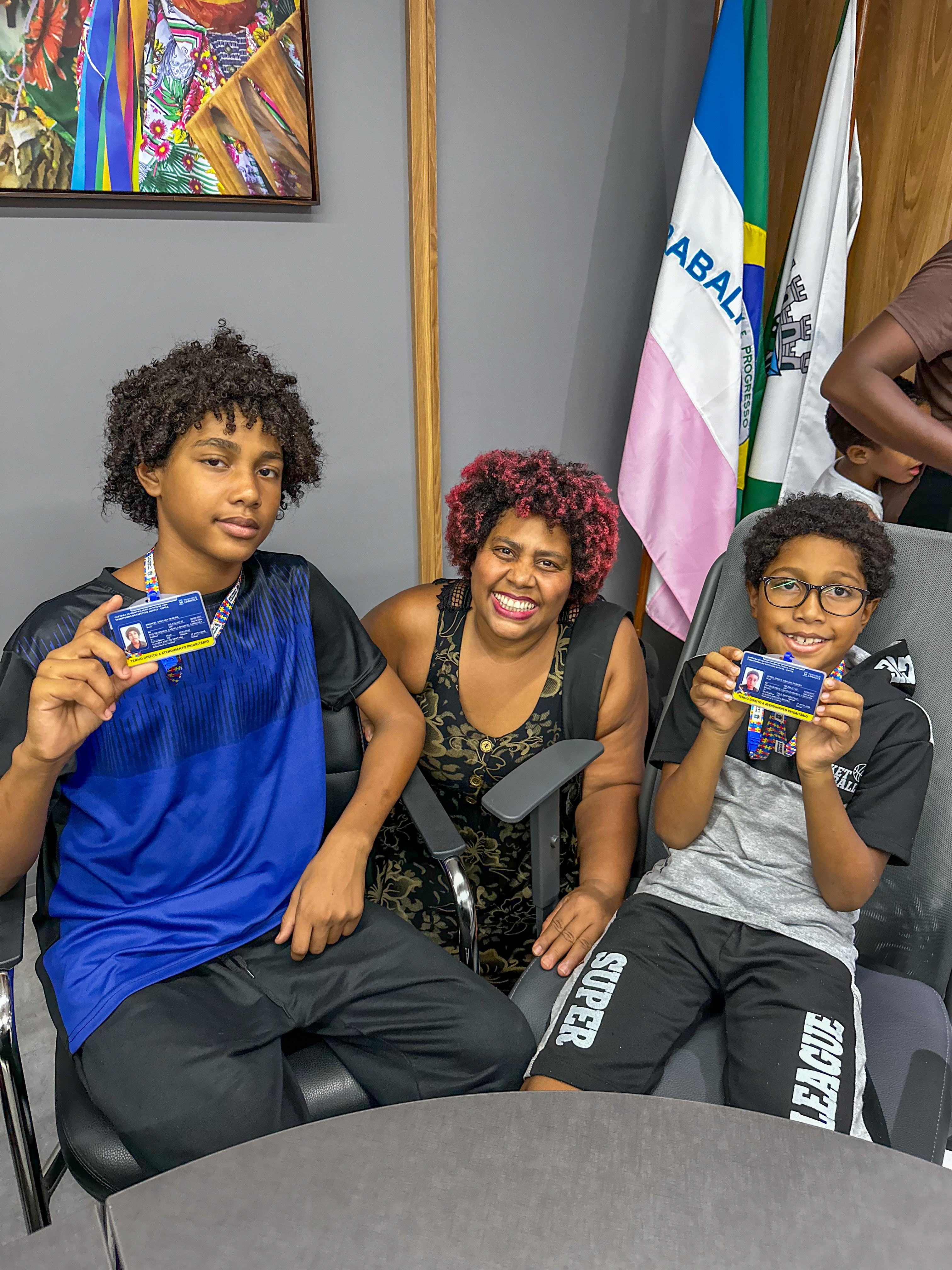 Cariacica avança na inclusão com entrega de carteiras para pessoas com autismo