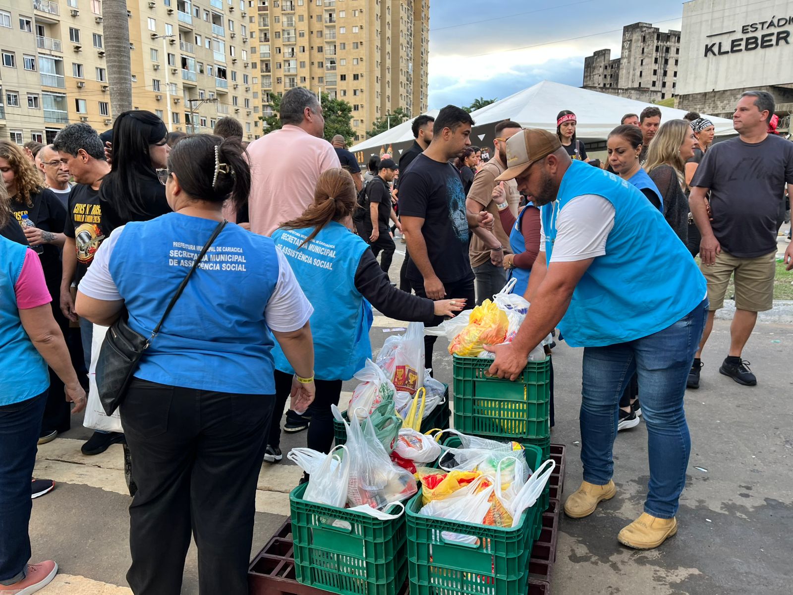 Mais de 35 toneladas de alimentos são arrecadados durante show do Guns N' Roses em Cariacica